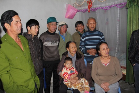 Bà con xóm giềng cùng xem thông tin gải cứu và chúc mừng gia đình ông Tý