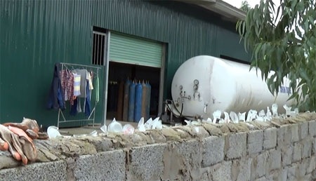 Kho "bom khí" giữa khu dân cư: Chủ doanh nghiệp “tay không bắt giặc"! - 4 Sau cánh cửa kín mịt này là những quả bom khí đe dọa tính mạng người dân