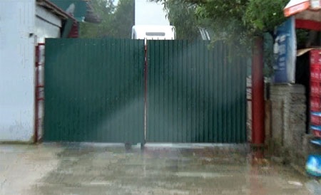 Kho "bom khí" giữa khu dân cư: Chủ doanh nghiệp “tay không bắt giặc"! - 1 Sau cánh cửa kín mịt này là những quả bom khí đe dọa tính mạng người dân