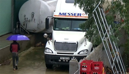 Kho "bom khí" giữa khu dân cư: Chủ doanh nghiệp “tay không bắt giặc"! - 2 Sau cánh cửa kín mịt này là những quả bom khí đe dọa tính mạng người dân