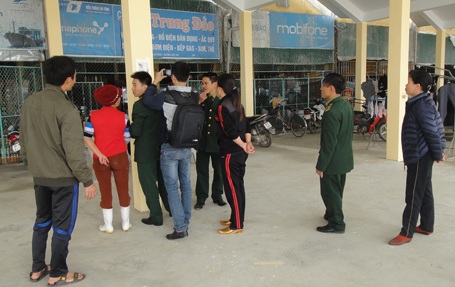 Nhiều người dân đến xem để biết và cảnh giác về loài ốc lạ