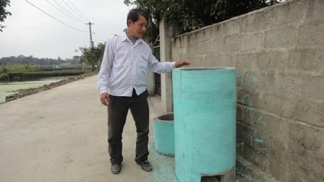 Lão nông Lê Tử Khương bên lò đốt rác di động