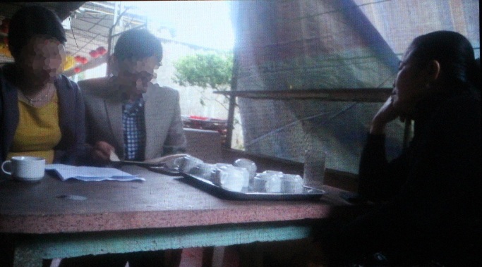 Bà Lợi đang thuyết phục người đến đền giải hạn Tào quan (Ảnh cắt từ clip)