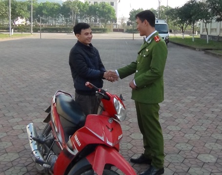 Các chiến sỹ Công an huyện Lộc Hà trao trả xe cho chủ nhân là anh Nguyễn Văn Nhường