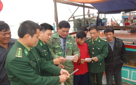 Những chiến sĩ biên phòng phát ảnh loài ốc lạ đến các ngư dân trên tàu thuyền