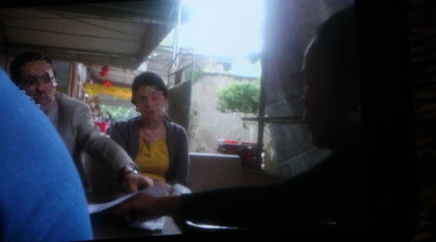 Vợ chồng anh N. đưa trước 1 triệu đồng cho bà Lợi để làm lễ giải hạn Tào quan (Ảnh cắt từ clip)