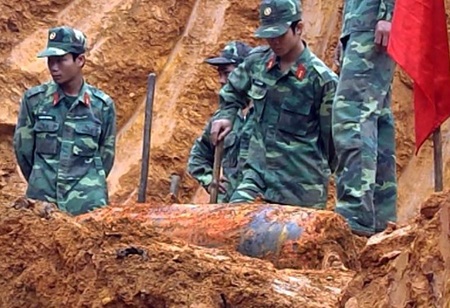 Phát hiện bom Mỹ sau 47 năm chôn vùi dưới lòng đất - 1 Phát hiện bom Mỹ sau 47 năm chôn vùi dưới lòng đất