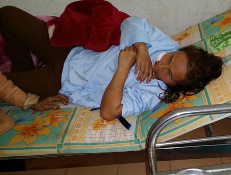 Chưa hết Tết, một phụ nữ bị chồng cũ chém 11 nhát dao lên người - 1 Chị Anh đang được điều trị tại bệnh viện ĐK Vũ Quang