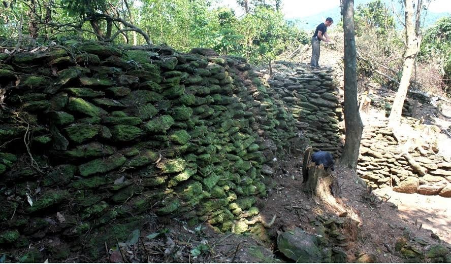 Lũy đá cổ Kỳ Anh được xếp hạng di tích cấp quốc gia - 1 Một đoạn trong hệ thống thành lũy được phát lộ ở Kỳ Anh
