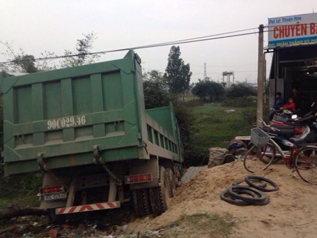 3 lần tông thẳng vào CSGT, tài xế xe tải gây cuộc tháo chạy kinh hoàng - 2 Chiếc xe điên chỉ dừng lại sau khi lao xuống vườn nhà dân.