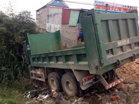 3 lần tông thẳng vào CSGT, tài xế xe tải gây cuộc tháo chạy kinh hoàng - 1 Chiếc xe điên chỉ dừng lại sau khi lao xuống vườn nhà dân.