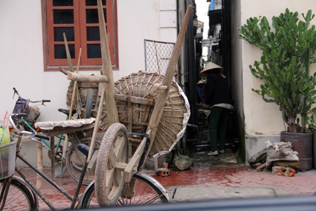 Một lao động tự do đánh giấc vì không có ai thuê mướn
