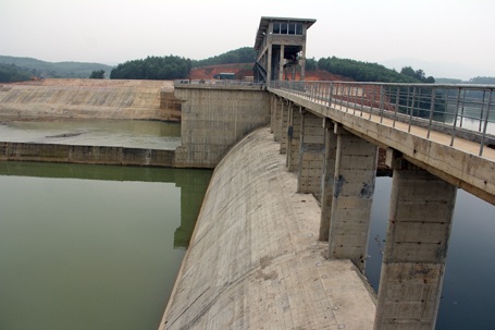 Xẻ núi, khoét hầm dẫn nước phục vụ "siêu dự án" sắt thép Formosa  - 3 Được khởi công vào tháng 12/2011, Dự
án xây dựng hệ thống cấp nước cho KKT Vũng Áng do