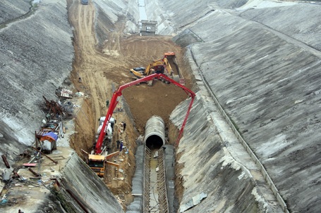 Xẻ núi, khoét hầm dẫn nước phục vụ "siêu dự án" sắt thép Formosa  - 8 Khởi công từ tháng 3 -2013,