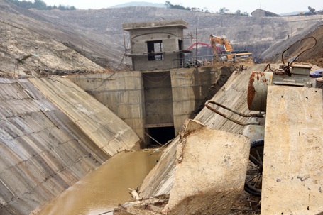 Xẻ núi, khoét hầm dẫn nước phục vụ "siêu dự án" sắt thép Formosa  - 9 Khởi công từ tháng 3 -2013,