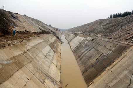 Xẻ núi, khoét hầm dẫn nước phục vụ "siêu dự án" sắt thép Formosa  - 7 Khởi công từ tháng 3 -2013,