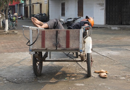 Một lao động tự do đánh giấc vì không có ai thuê mướn
