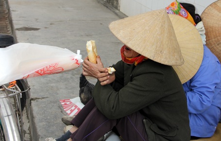 Một lao động tự do đánh giấc vì không có ai thuê mướn