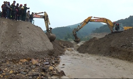 Chặn dòng, xây đập đất lớn nhất nước tại hồ chứa 775 triệu m3 - 1 Hình ảnh dòng Ngàn Trươi lúc chuẩn bị được ngăn