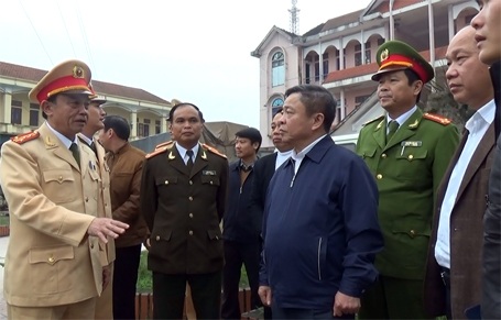 Thị sát "điểm nóng" xe quá tải, Chủ tịch tỉnh yêu cầu kỷ luật GĐ Sở TNMT - 1 Thị sát điểm nóng xe quá tải, Chủ tịch tỉnh yêu cầu kỷ luật GĐ Sở TNMT