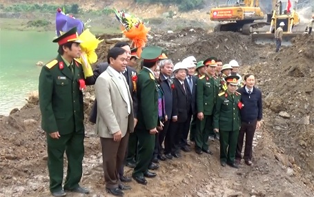 Chặn dòng, xây đập đất lớn nhất nước tại hồ chứa 775 triệu m3 - 2 Hình ảnh dòng Ngàn Trươi lúc chuẩn bị được ngăn