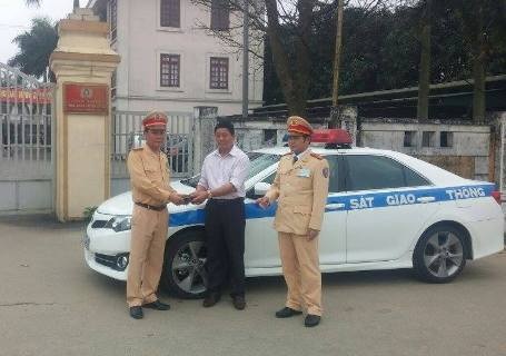 CSGT trả lại hơn 10 triệu đồng cho người đánh rơi - 1 Thượng úy Tô Hải Lịch cùng cán bộ đơn vị