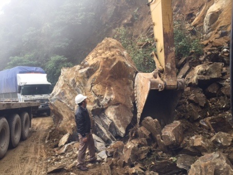 Hàng trăm khối đá đổ sập, quốc lộ tê liệt suốt nhiều giờ