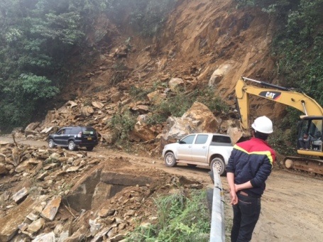 Hàng trăm khối đá đổ sập, quốc lộ tê liệt suốt nhiều giờ