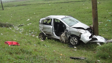 Chiếc xe ô tô sau khi gây tai nạn đã bị biến dạng.