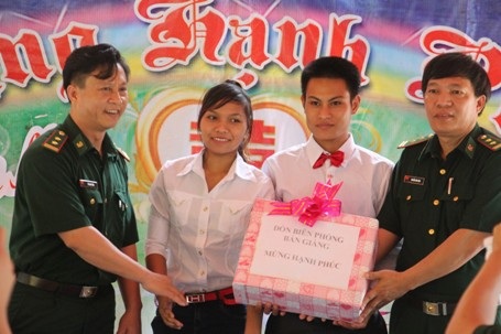 Nhiều món quà được các chiến sĩ biên phòng dành cho đôi bạn trẻ