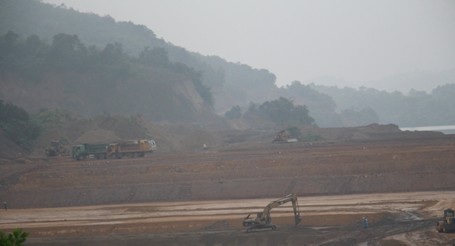 Toàn cảnh hạng mục đắp chân đập Dự án thủy lợi Ngàn Trươi - Cẩm Trang