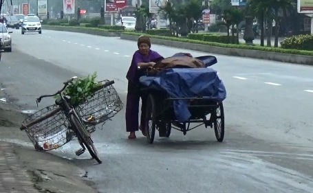 Người phụ nữ bán than dạo và những ký ức không thể nào quên - 3 Bà lặng lẽ đẩy than đi khắp các con đường. Có nhiều lúc bà đi đến 2h sáng mới về