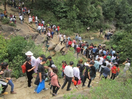 Lượng người đỗ về chùa Hương Tích ngày một tăng theo từng năm