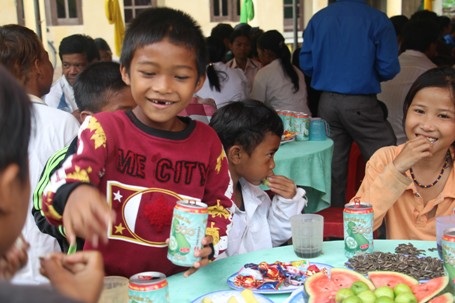 Niềm vui của bà con bản Rào Tre về đám cưới đặc biệt nhất bản.