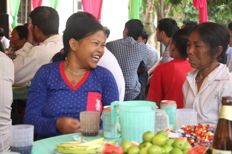 Niềm vui của bà con bản Rào Tre về đám cưới đặc biệt nhất bản.