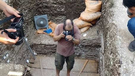 Một trong 3 bộ xương người Việt cổ nhìn từ miệng hố khai quật. 