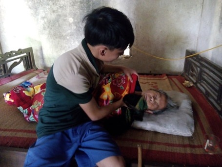 Cảnh đời bi đát của cậu học sinh lớp 11 trước cảnh "bà liệt, cha tâm thần" - 4 ... và người bà nằm liệt giường tại quê nhà