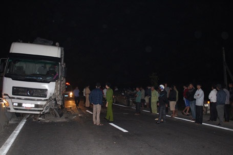 Chiếc ô tô tải hỏng một phần đầu sau vụ tai nạn.