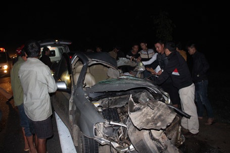 Chiếc xe con chở 4 thầy giáo bị biến dạng hoàn toàn. 