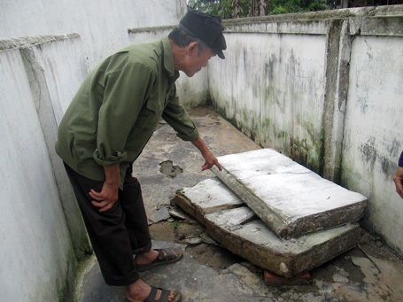 Sập tường nhà vệ sinh, một học sinh nguy kịch - 1 Mảng tường bê tông nhà vệ sinh đè lên người học sinh Mai Khánh Linh.