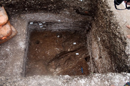 Một trong 3 bộ xương người Việt cổ nhìn từ miệng hố khai quật. 