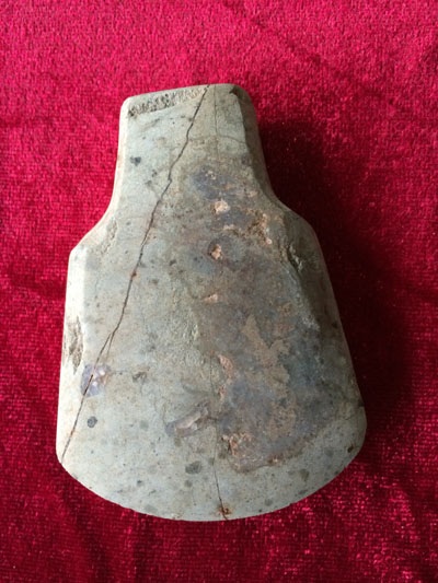 Nhiều rìu/bôn được chế tác rất tinh xảo, rất dễ nhận thấy lưỡi rìu được mài sắc.