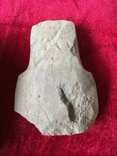 Rìu hai cạnh thu nhỏ về phía trên.