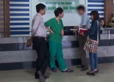 Vụ bác sỹ bị “quây”: Phó giám đốc bệnh viện xúc phạm, dọa xử phóng viên - 2 Vụ bác sỹ bị “quây”: Phó giám đốc bệnh viện xúc phạm, dọa xử phóng viên