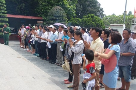 Phút mặc niệm của du khách trước đài tưởng niệm 10 cô gái TNXP