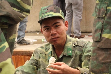 Ăn một mẩu bánh mì để qua cơn đói