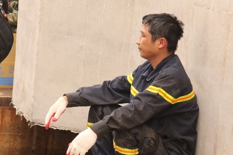 Tranh thủ chợp mắt sau khi đã đưa được các nạn nhân ra khỏi đống đổ nát