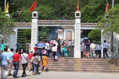 Du khách thập phương đổ về khu di tích Ngã ba Đồng Lộc