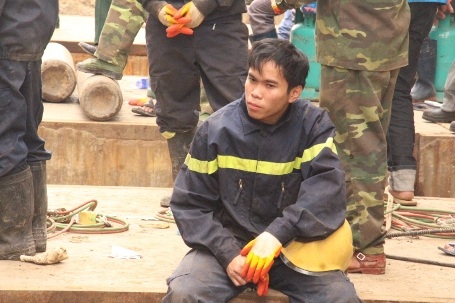 Tranh thủ chợp mắt sau khi đã đưa được các nạn nhân ra khỏi đống đổ nát