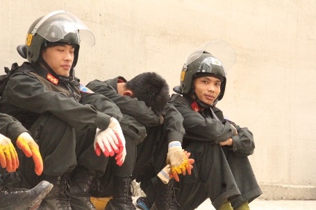 Tranh thủ chợp mắt sau khi đã đưa được các nạn nhân ra khỏi đống đổ nát